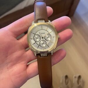 Ladies pulsar. Yellow gold tone and leather band. Has been worn. Works great.